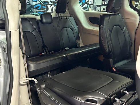 Used 2024 Chrysler Pacifica Touring-L image 17