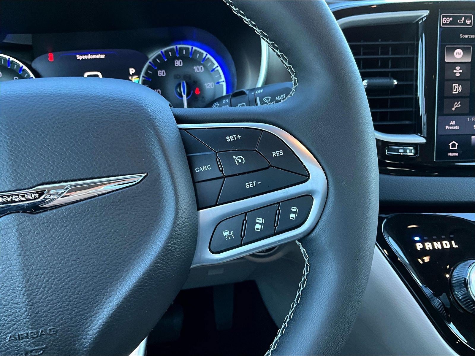 Used 2024 Chrysler Pacifica Touring-L FWD image 11