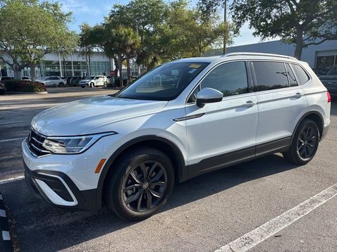 Certified 2023 Volkswagen Tiguan SE w/ Panoramic Sunroof Package image 2