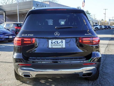 Used 2025 Mercedes-Benz GLB 250 4MATIC image 10