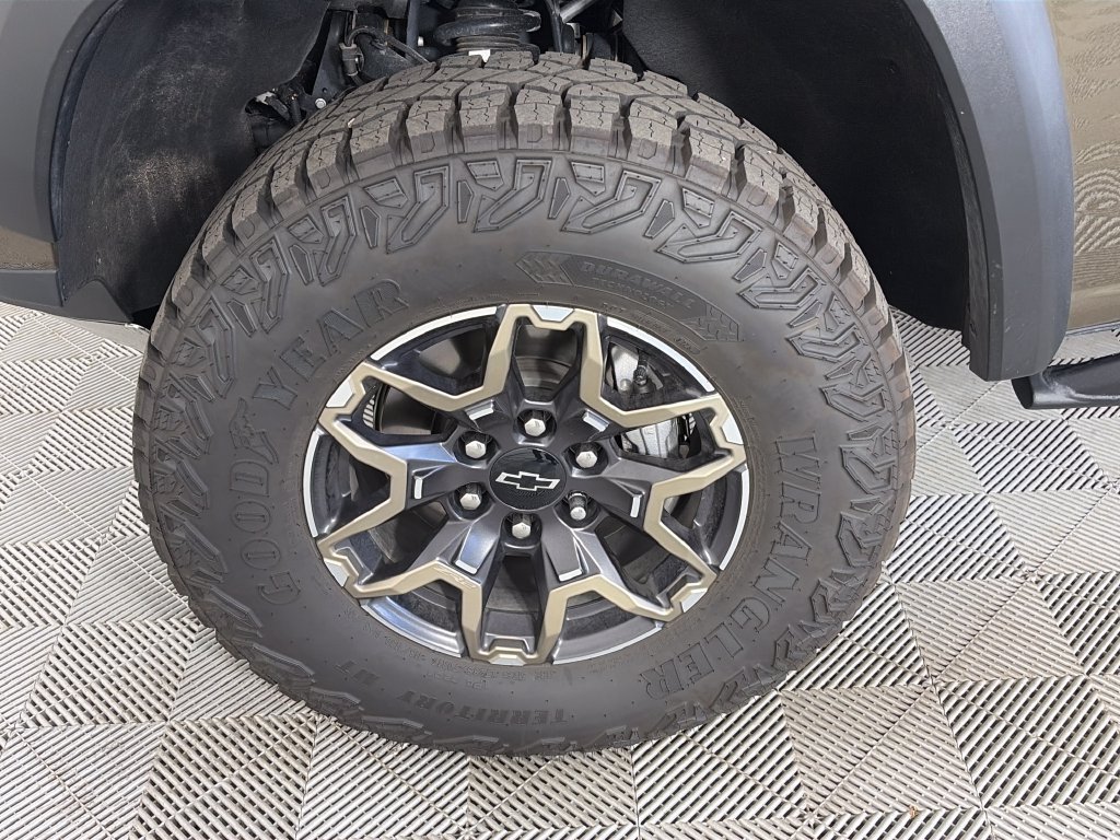 Used 2025 Chevrolet Colorado ZR2 w/ Technology Package AWD/4WD image 8