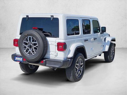 Used 2025 Jeep Wrangler Unlimited Sahara AWD/4WD image 5
