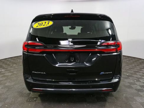 Used 2023 Chrysler Pacifica Touring-L FWD image 8