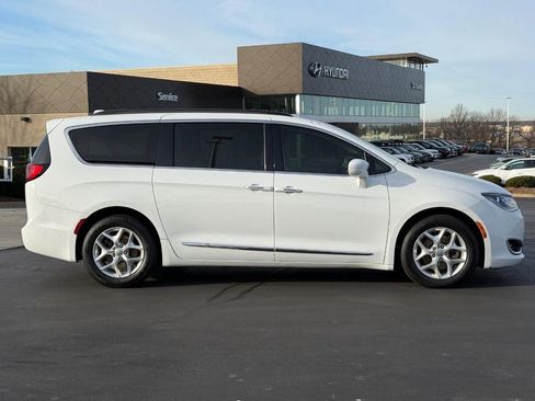Used 2017 Chrysler Pacifica Touring-L w/ Tire & Wheel Group image 2