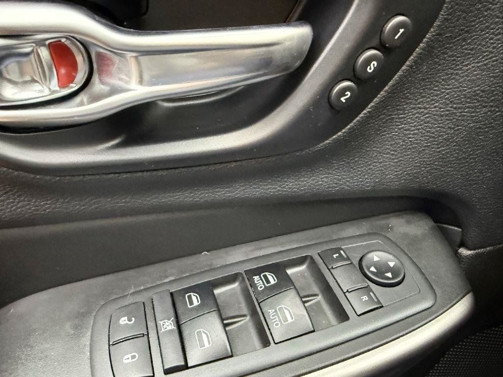 Used 2019 Jeep Cherokee Limited AWD/4WD image 12