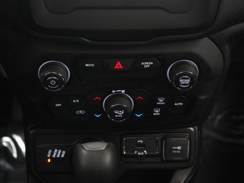 Used 2019 Jeep Renegade Latitude w/ Popular Equipment Group image 16