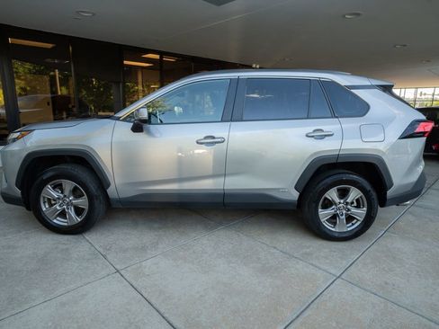 Used 2025 Toyota RAV4 XLE AWD/4WD image 4