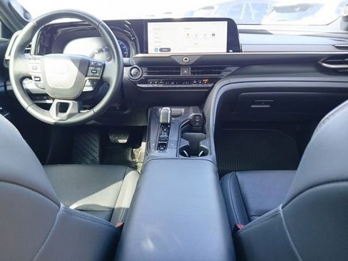 Used 2023 Toyota Crown Platinum image 11