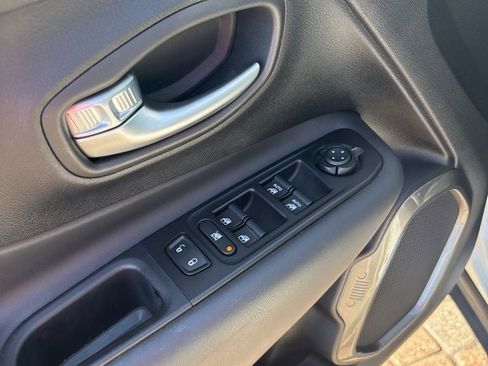 Used 2021 Jeep Renegade Limited image 12