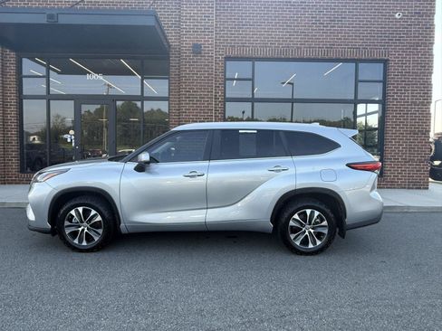 Used 2023 Toyota Highlander XLE FWD image 3