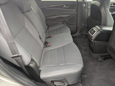 Used 2016 Kia Sorento LX w/ LX Convenience Package image 18