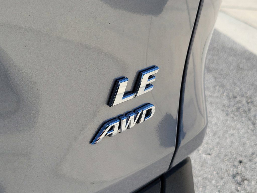 Used 2025 Toyota RAV4 LE AWD/4WD image 9