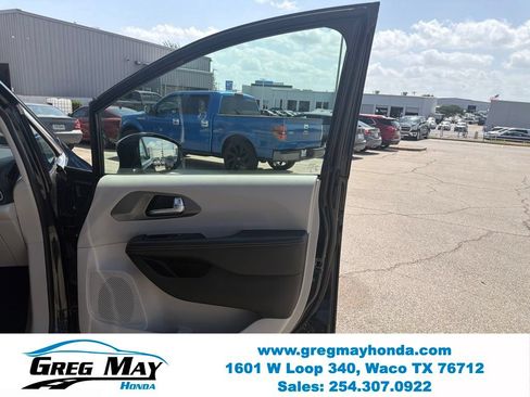 Used 2022 Chrysler Pacifica Touring-L FWD image 28