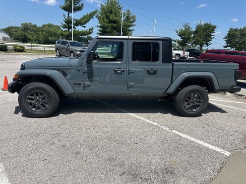 New 2025 Jeep Gladiator Sport image 17