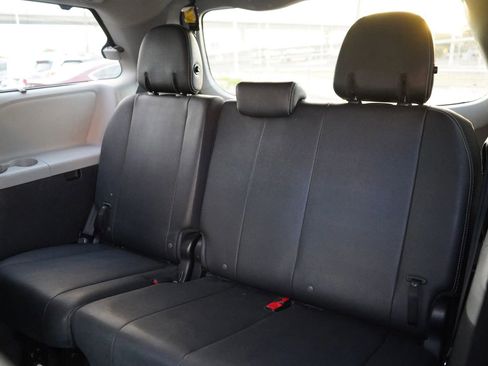 Used 2015 Toyota Sienna SE Premium image 19