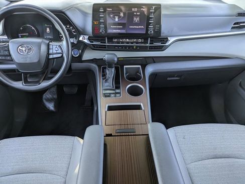 Used 2024 Toyota Sienna LE w/ LE Plus Package image 10