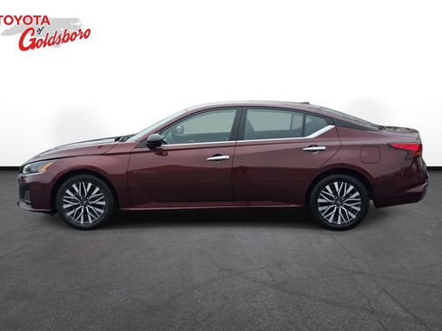 Used 2025 Nissan Altima 2.5 SV image 8