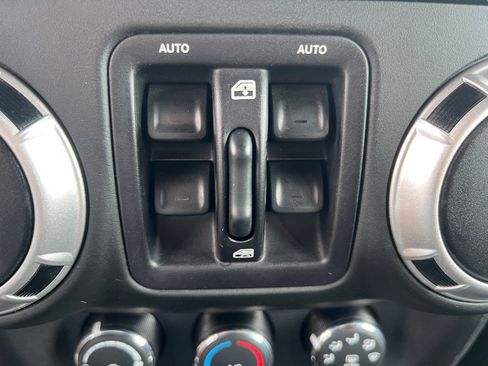 Used 2015 Jeep Wrangler Unlimited Rubicon AWD/4WD image 24