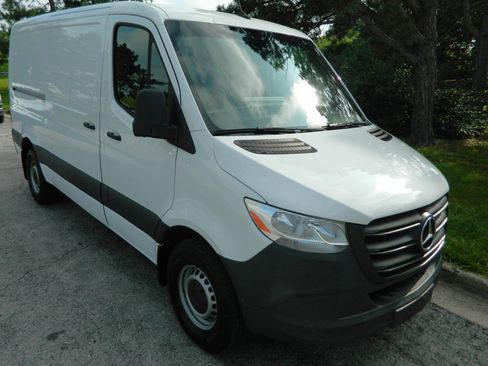 Used 2022 Mercedes-Benz Sprinter 1500 image 3