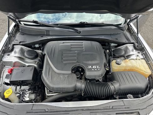 Used 2018 Chrysler 300 Limited w/ Safetytec Plus Group image 28