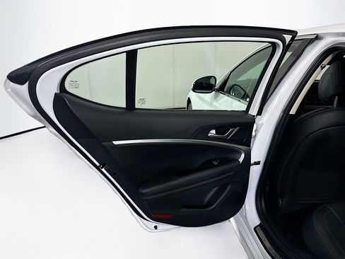 Used 2025 Genesis G70 2.5T image 26