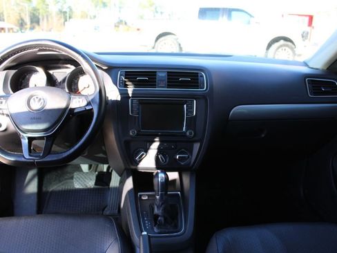 Used 2017 Volkswagen Jetta SE image 13