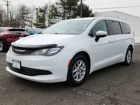Used 2017 Chrysler Pacifica LX image 3