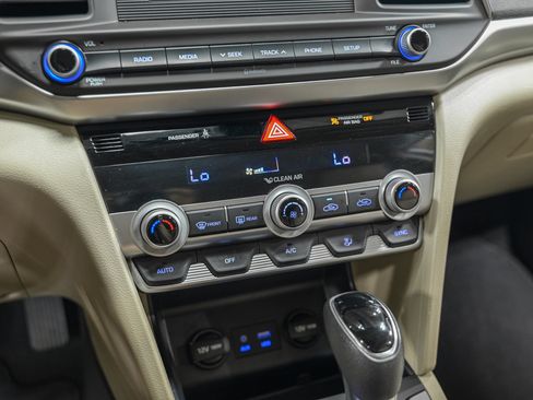 Used 2020 Hyundai Elantra SE FWD image 24