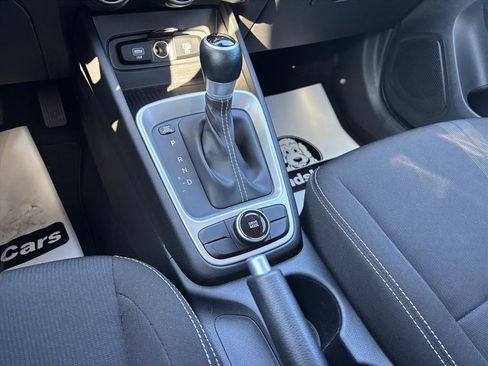 Used 2025 Hyundai Venue SEL image 18