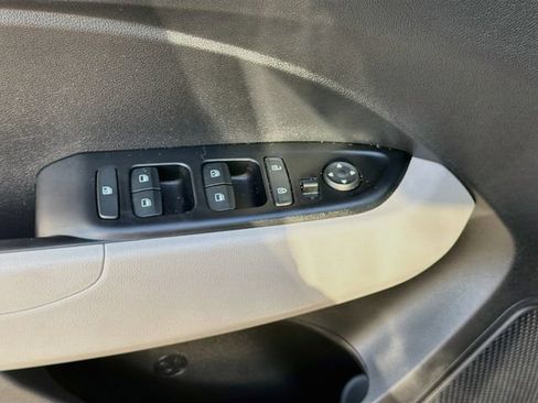 Used 2024 Hyundai Venue SEL FWD image 17