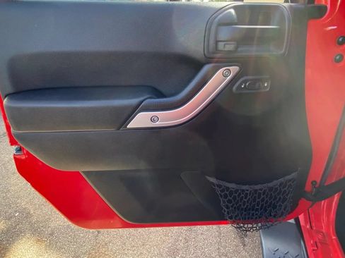 Used 2015 Jeep Wrangler Unlimited Sahara w/ Connectivity Group AWD/4WD image 16