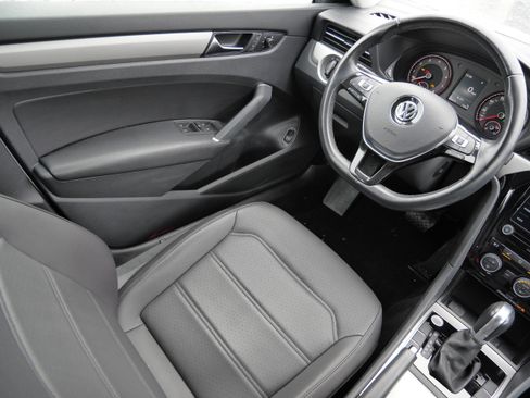 Certified 2020 Volkswagen Passat 2.0T SE image 9
