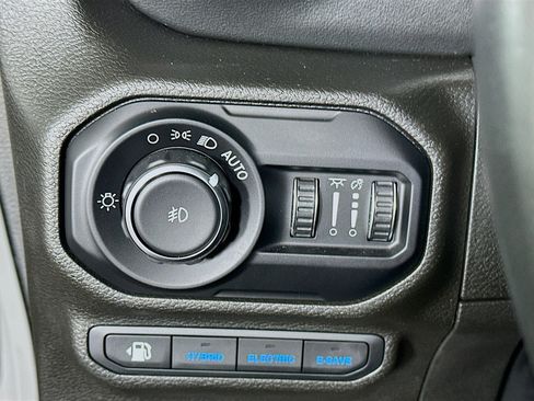 Used 2022 Jeep Wrangler Unlimited Sahara AWD/4WD image 17
