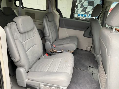 Used 2009 Chrysler Town & Country Touring FWD image 15
