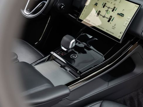 Used 2025 Land Rover Range Rover Sport SE image 29