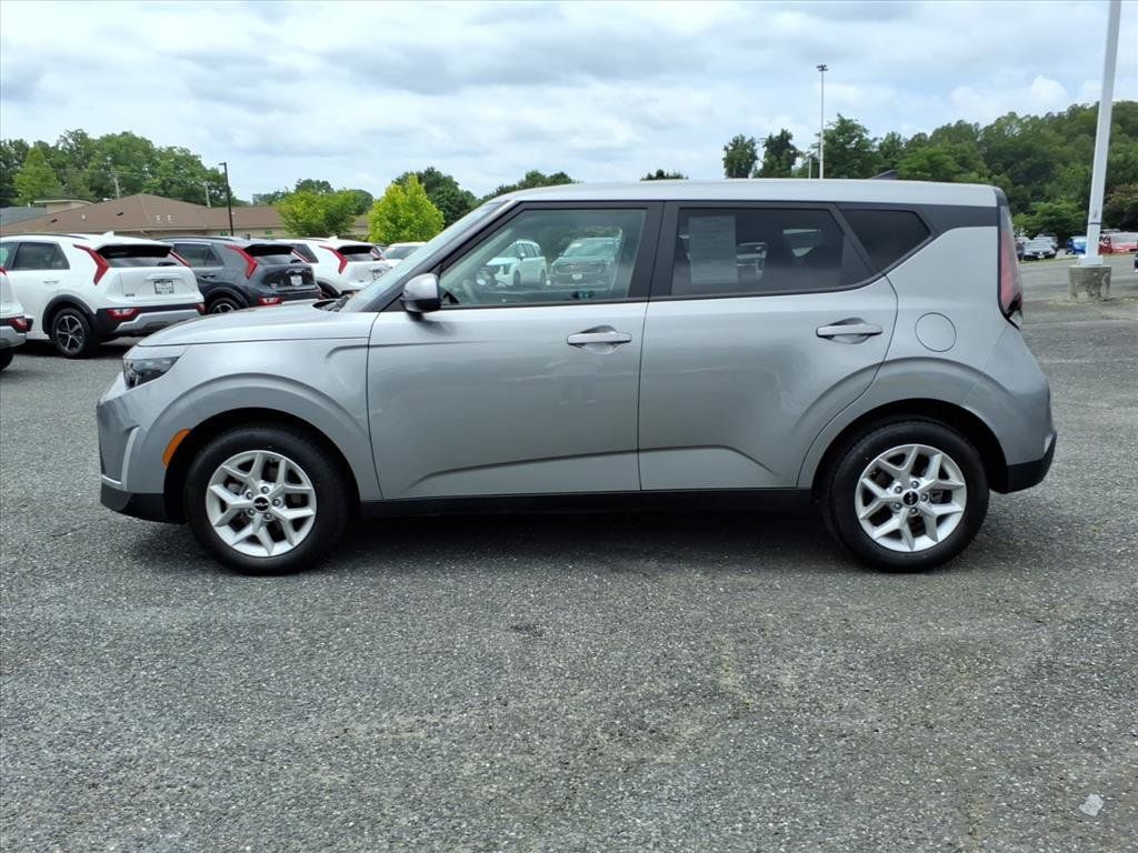 Used 2025 Kia Soul LX w/ LX Technology Package FWD image 6