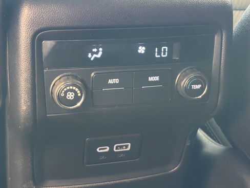 Used 2022 GMC Acadia SLE FWD image 24