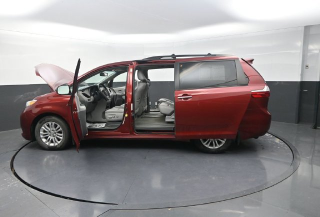 Used 2017 Toyota Sienna XLE w/ Outdoor Package FWD image 31