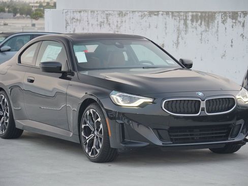 Used 2025 BMW 230i Coupe w/ Premium Package RWD image 3