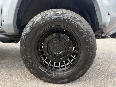 Used 2020 Toyota Tacoma TRD Sport w/ Blackout Package AWD/4WD image 17