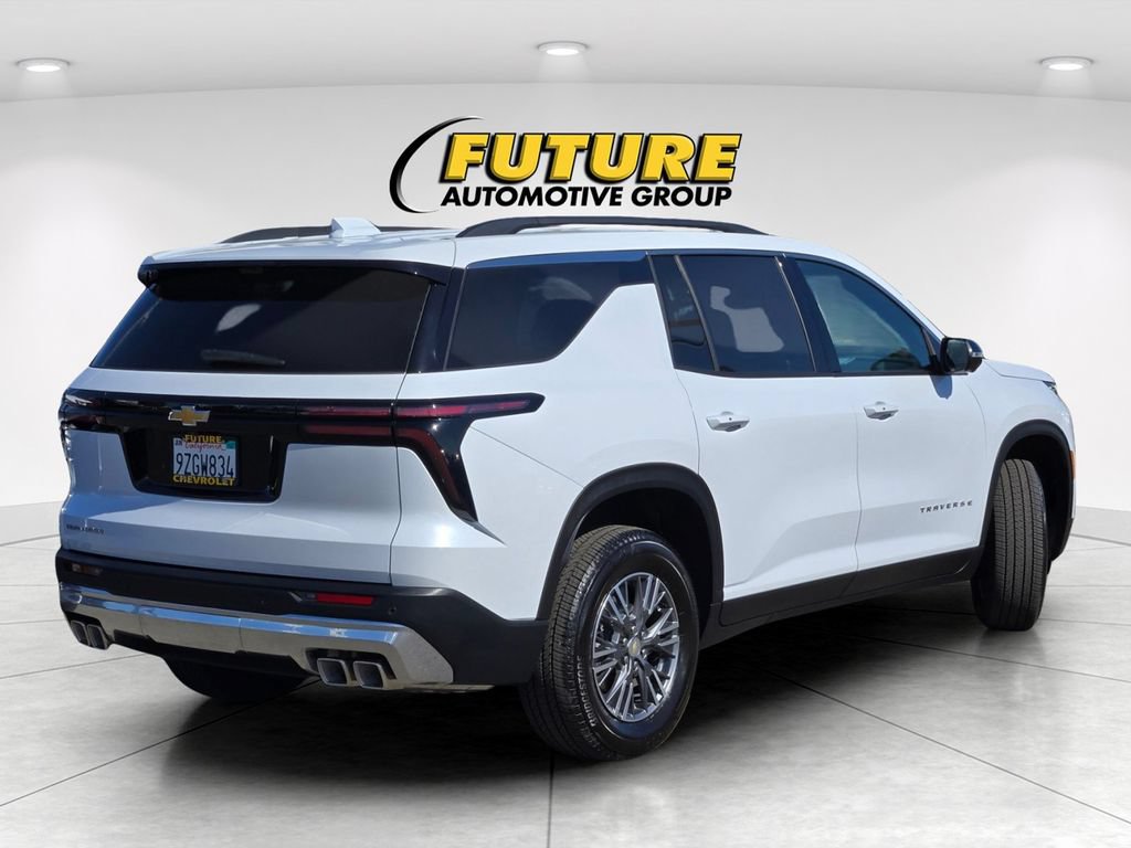 Used 2026 Chevrolet Traverse LT w/ Driver Confidence Package FWD image 4