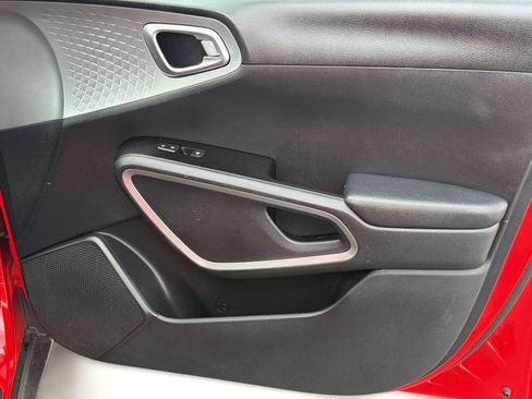 Used 2025 Kia Soul LX w/ LX Technology Package FWD image 34