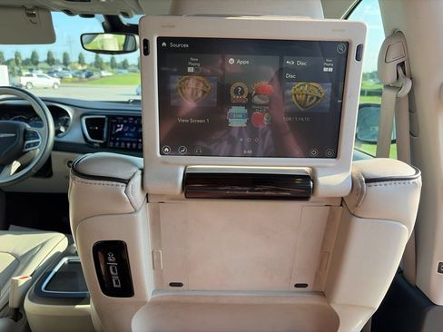 Used 2018 Chrysler Pacifica Limited w/ Advanced Safetytec Group FWD image 38