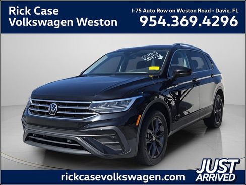 Used 2022 Volkswagen Tiguan SE FWD image 1
