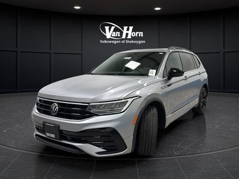 Used 2024 Volkswagen Tiguan SE R-Line AWD/4WD image 3