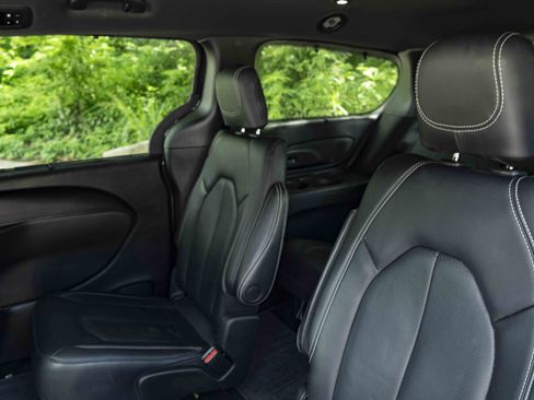Used 2021 Chrysler Pacifica Touring-L w/ Uconnect Theater Family Group FWD image 18