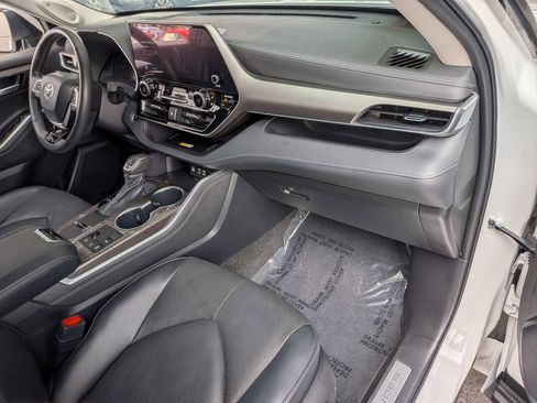 Certified 2024 Toyota Highlander Limited FWD image 37