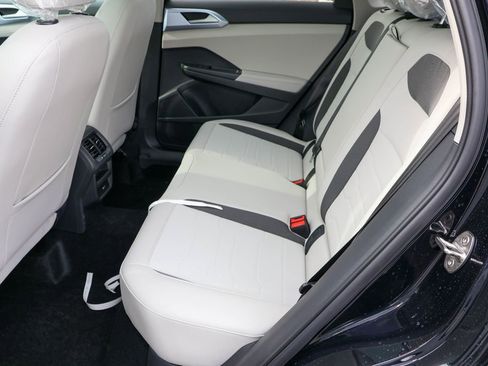 Certified 2025 Volkswagen Taos SE image 29