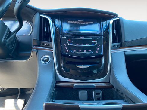 Used 2018 Cadillac Escalade 4WD image 12
