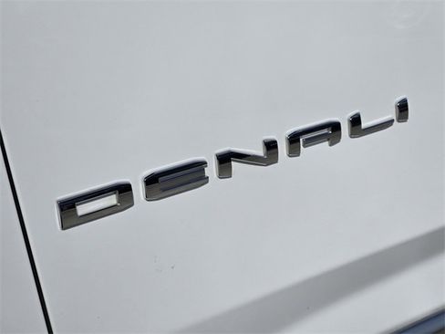 Used 2024 GMC Yukon XL Denali w/ Advanced Technology Package image 12